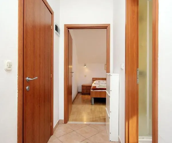 With A Parking Space - 9057 دوبروفينك